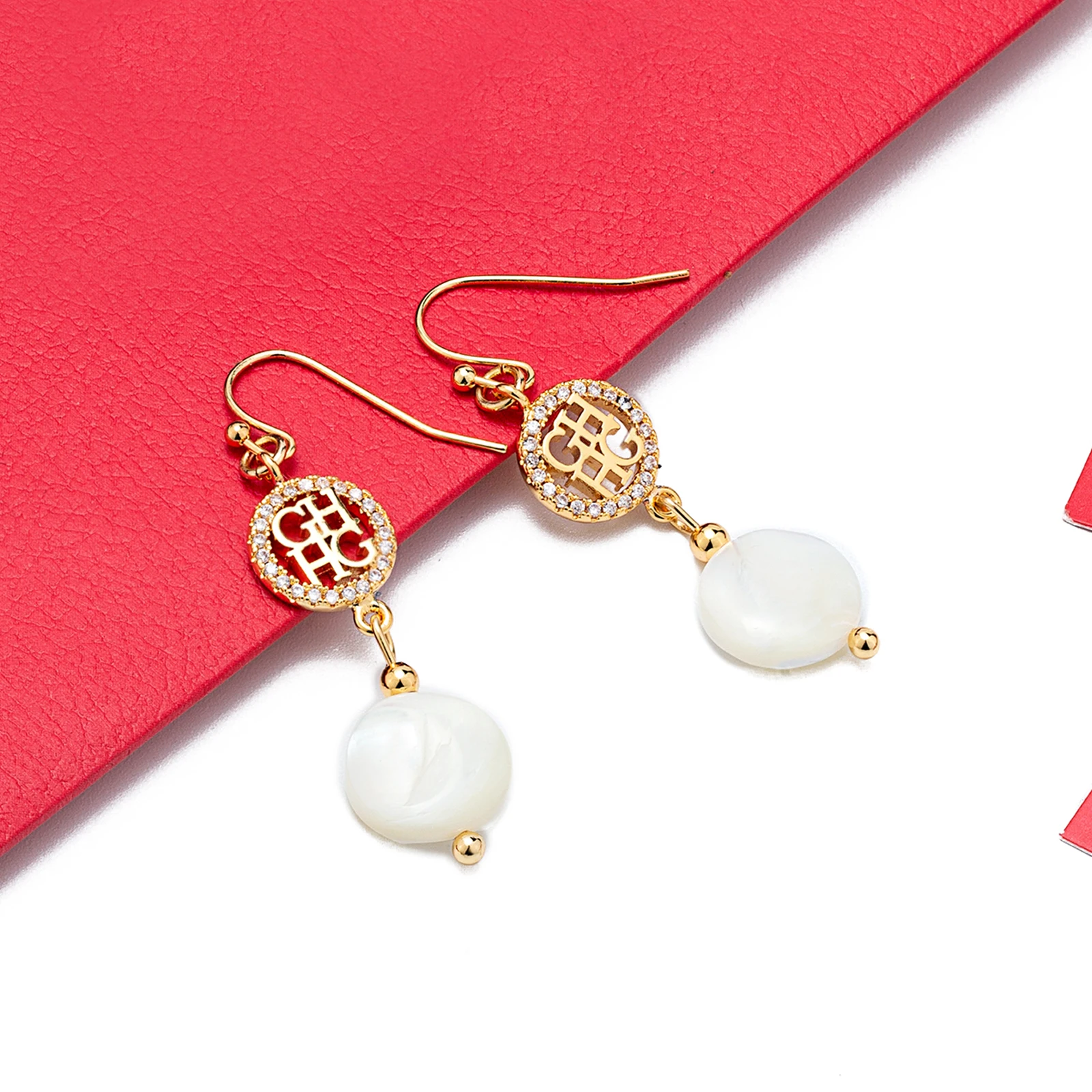 CHic Gold Cutout Letter & Shell Drop Earrings for Women  Zircon Frame Chain Pendant, Elegant Wedding Jewelry Gift