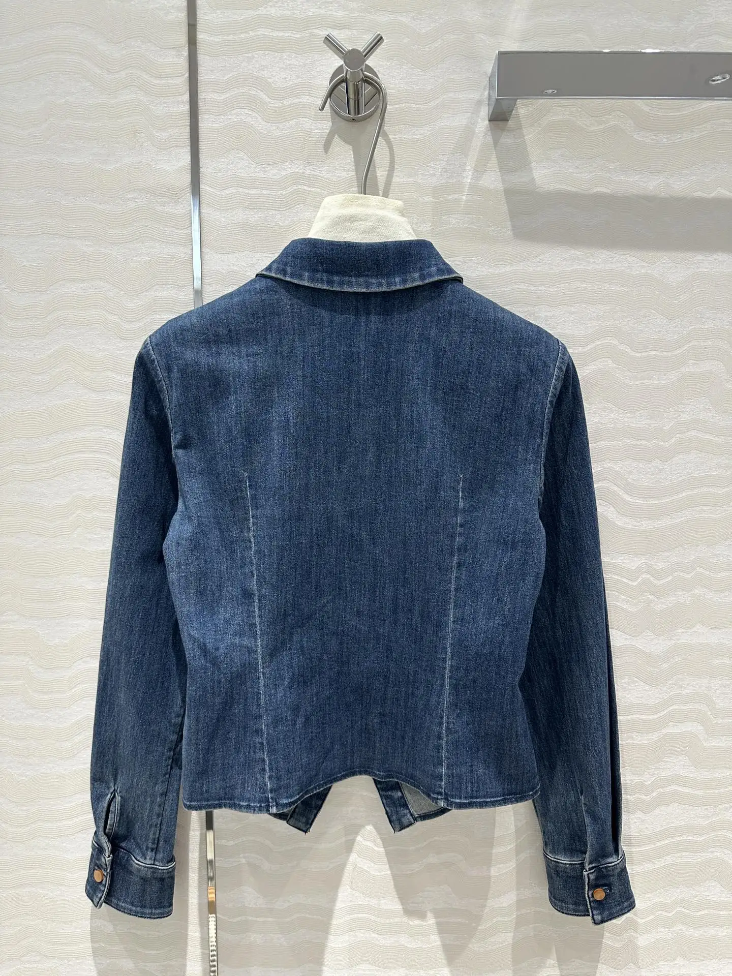 The latest vintage denim shirt with a cinched waist, featuring a small collar and a short design with a cinched waist