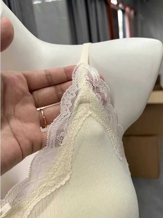 Gilet chaud à bretelles en dentelle pour femmes, sous-vêtements intercalés avec coussinet de poitrine, beau Ba adapté aux vêtements d'extérieur d'automne et d'hiver