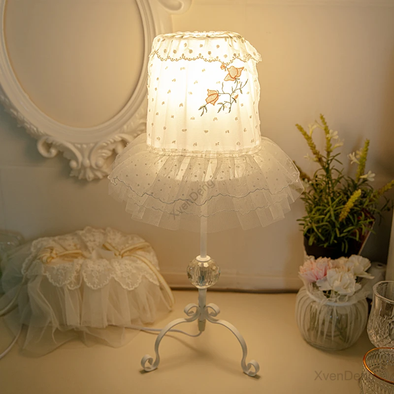 

Fabric Table Lamps for Bedroom Bedside Night Light Ins Girl Princess Room Tripod Iron Lace Desk Lamp Living Room Wedding Decor