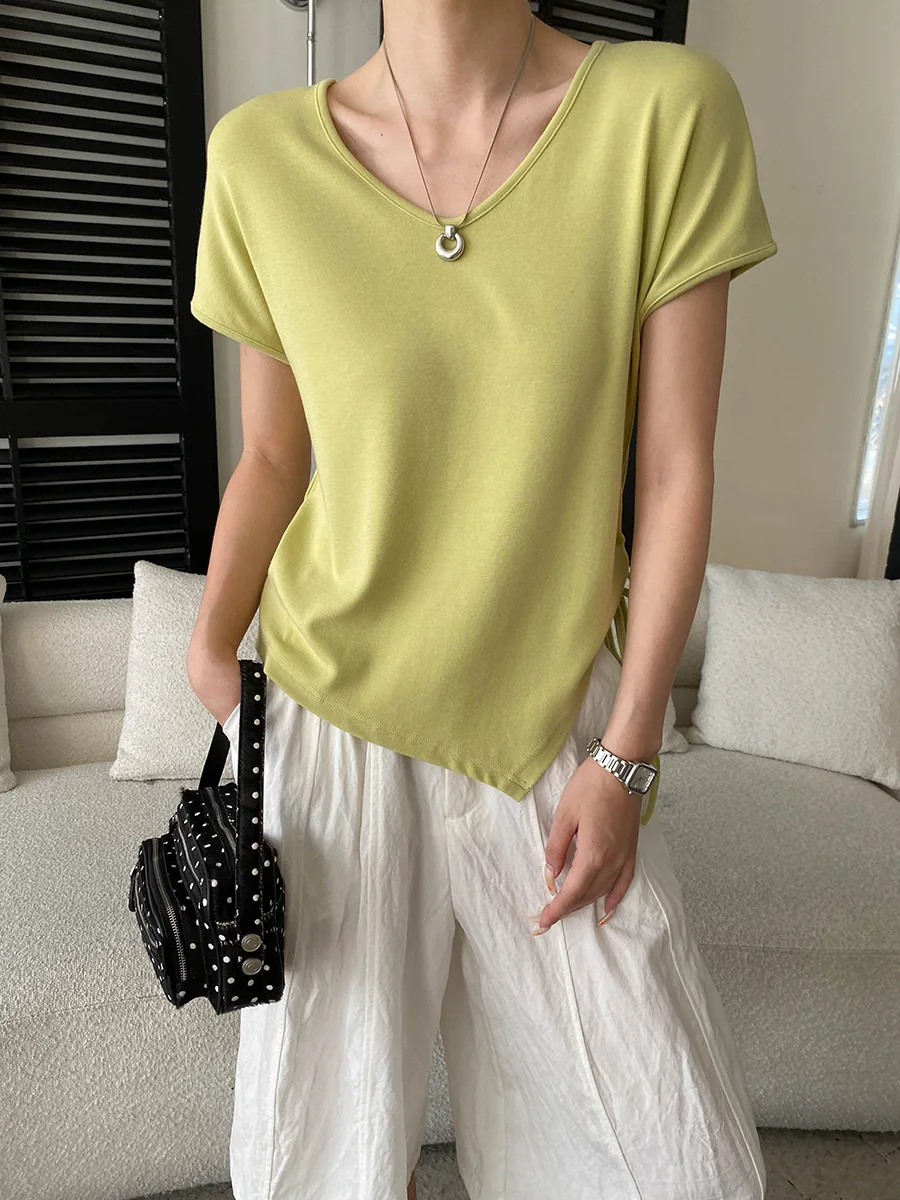 Sommerliches Damen-T-Shirt in unregelmäßiger Farbe mit unregelmäßigem Saum, Kordelzug, V-Ausschnitt und schlankmachendem Effekt, kurzärmelig. – Detail 33