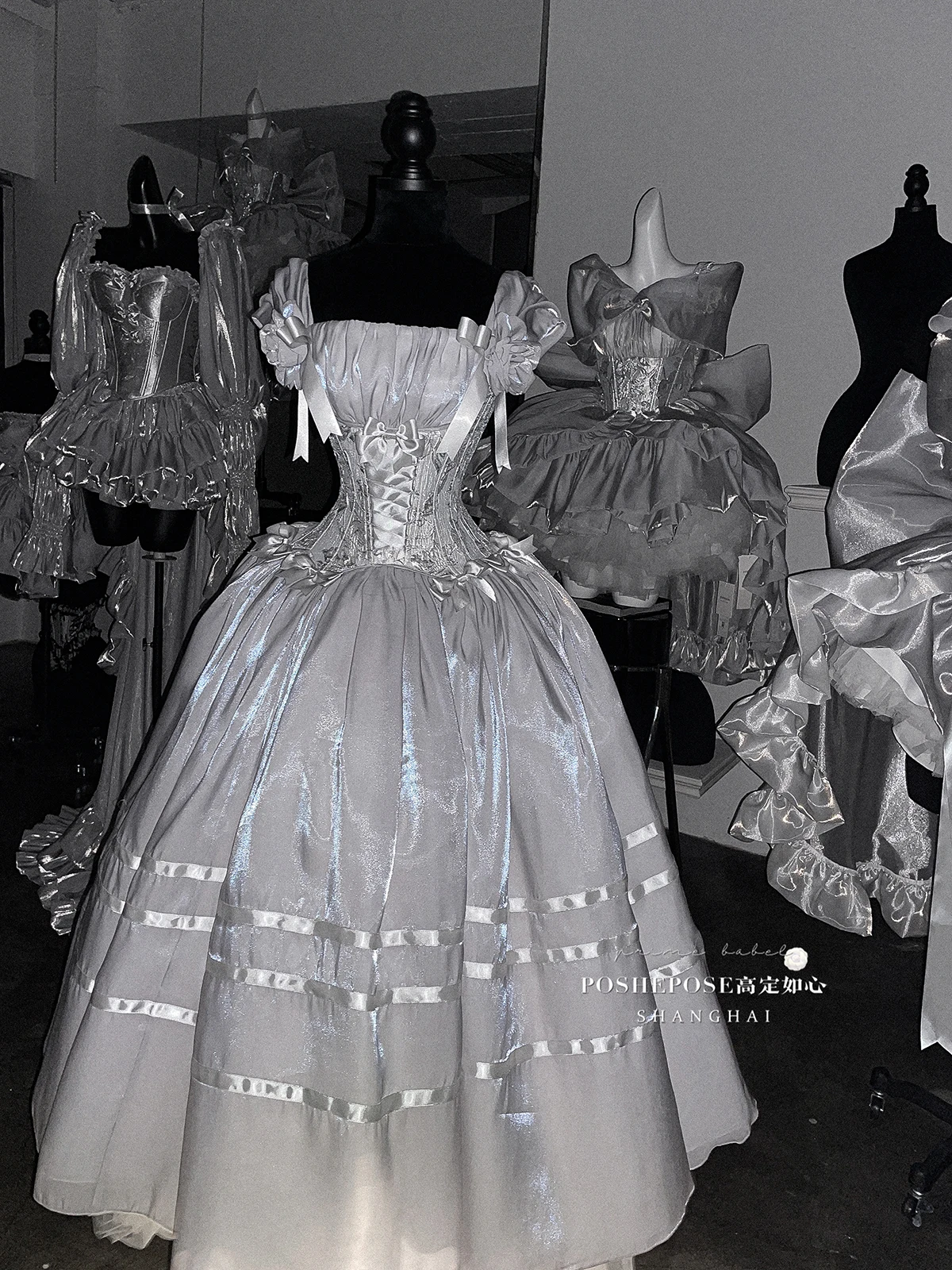 Abito lungo argento a vita alta slim fit con colletto quadrato dal design originale Abiti da compleanno per feste di matrimonio con fiori dolci da donna 2025