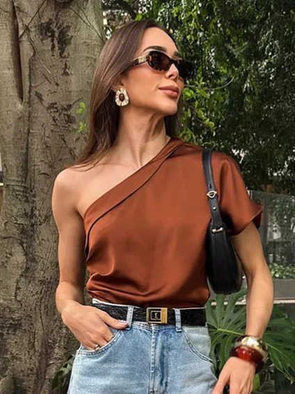 

Летняя женская винтажная футболка 2026 с асимметричным вырезом и коротким рукавом, модный атласный топ, повседневная футболка