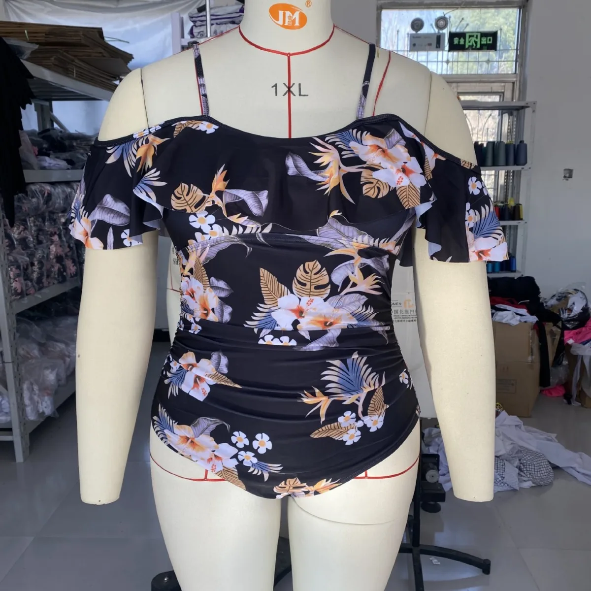 ملابس سباحة نسائية أوروبية وأمريكية جديدة لعام 2025 قطعة واحدة، كتف كلمة واحدة مقاس كبير بالإضافة إلى ملابس سباحة قطعة واحدة مطبوعة بالدهون