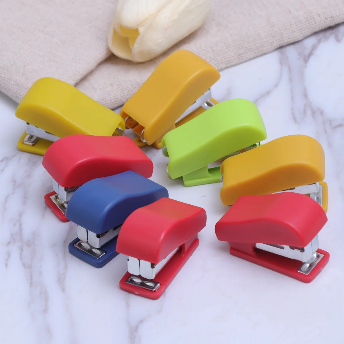 10pcs Mini Desktop Stapler Hand Stapler Office Home Stapler with Staple(Random Color) mini stapler desk stapler