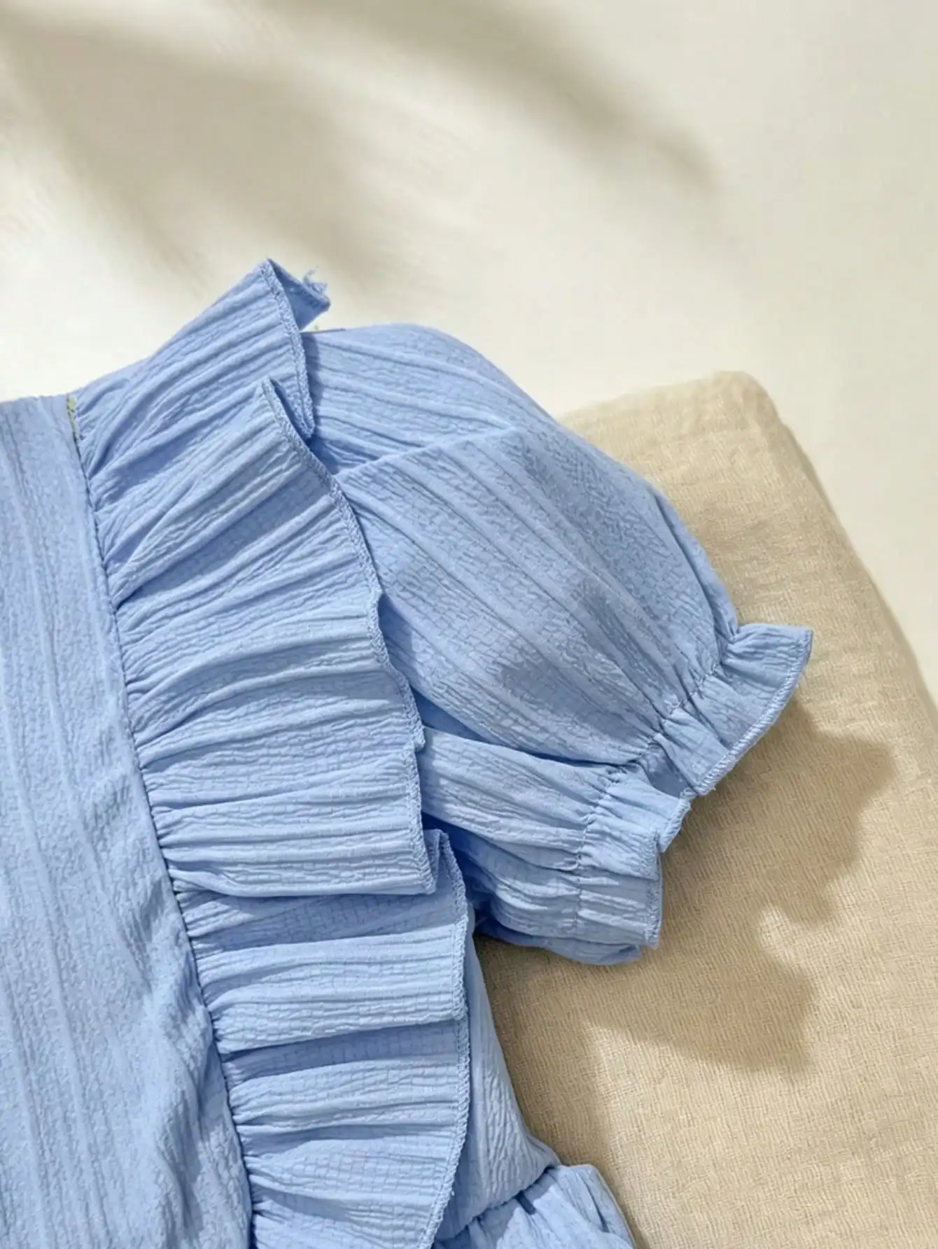 Kinderkleid mit Rüschen, Rundhalsausschnitt, kurzen Ärmeln, tailliertem Schnitt und mittellangem Rock für Babys und Kleinkinder. – Detail 8