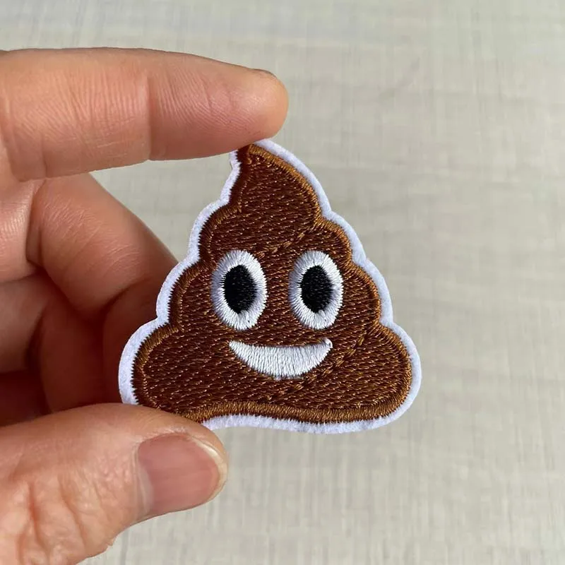 5 pz/4.6*4.4CM cacca Smile Face badge Patch Thermocollant, tessuto Applique ricamo ferro su toppe per abbigliamento, t shirt