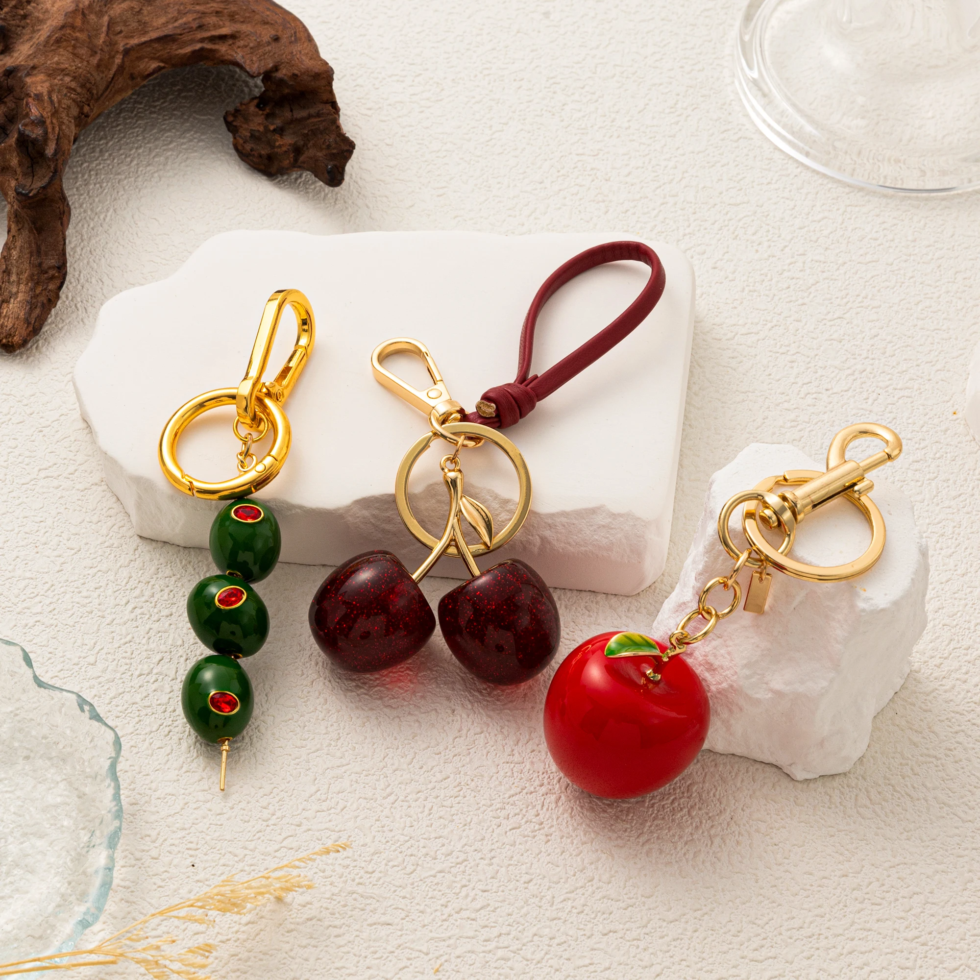Llavero de cereza, manzana, oliva, colgante artesanal, accesorio de moda para bolsos, llavero para bolsos