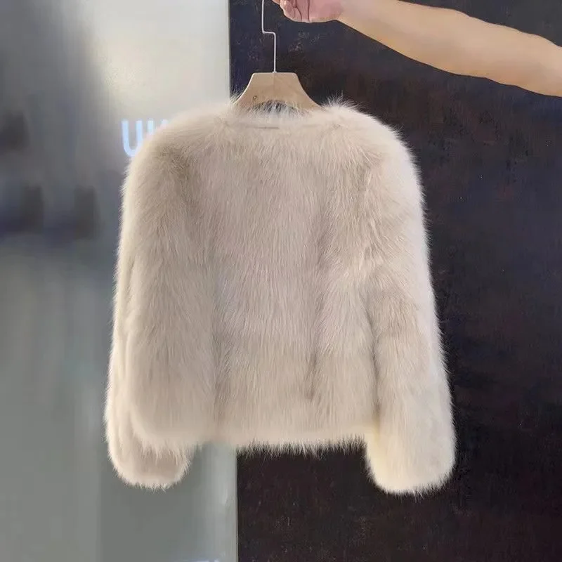 Cold And High-End Environmentally Friendly Fur Top For Women In The Autumn And Winter Of 2025 New Cow Horn Button Short Style