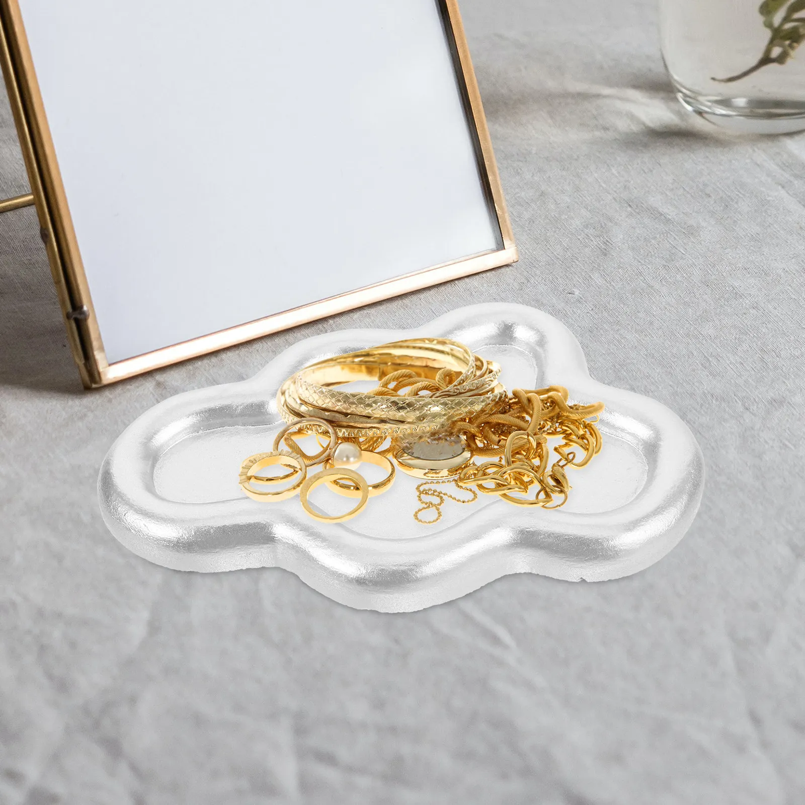 

Cloud-Shaped Resin Jewelry Dish Tray for Necklaces Earrings Rings Pendants Organized Desktop Storage Elegant Decorative Ring