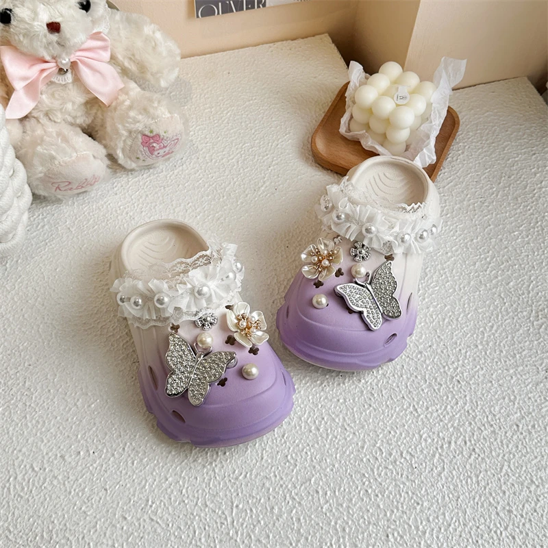 

Мультяшные сабо с бабочками и жемчугом, с цветочным узором, для мальчиков и девочек, семейные уличные тапочки, нескользящие, увеличивающие рост, с закрытым носком