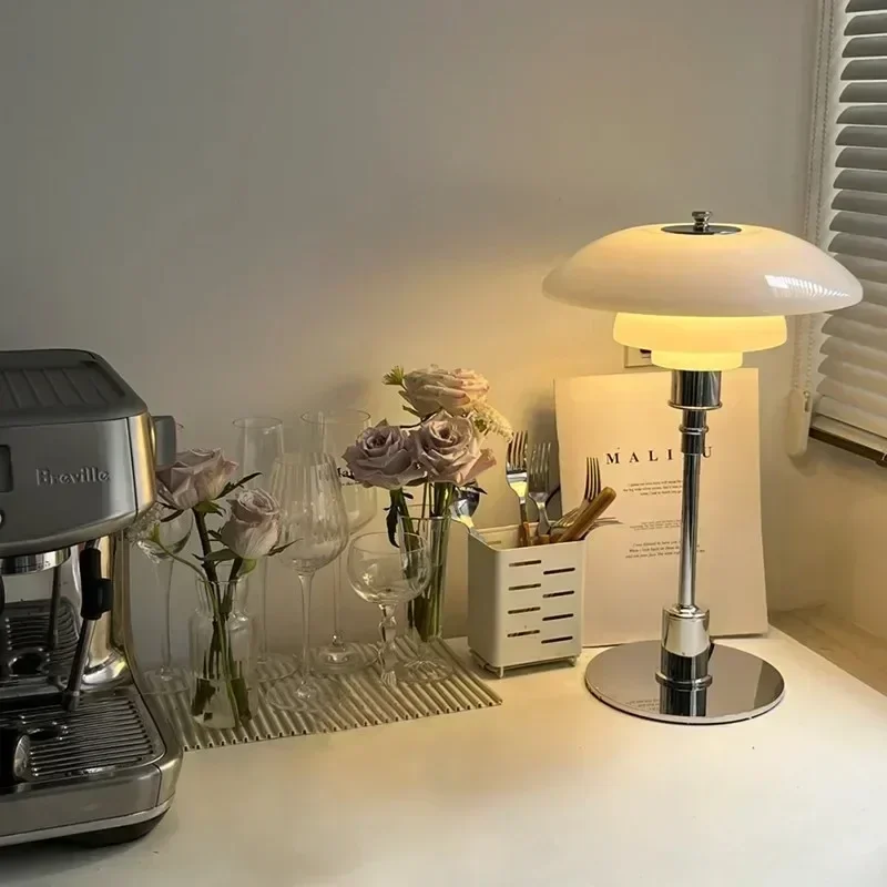 Lámpara de mesa de lectura de cristal de diseño danés, sala de estar moderna nórdica, estudio, decoración del hogar, arte Simple plateado, luz LED de noche de alta gama