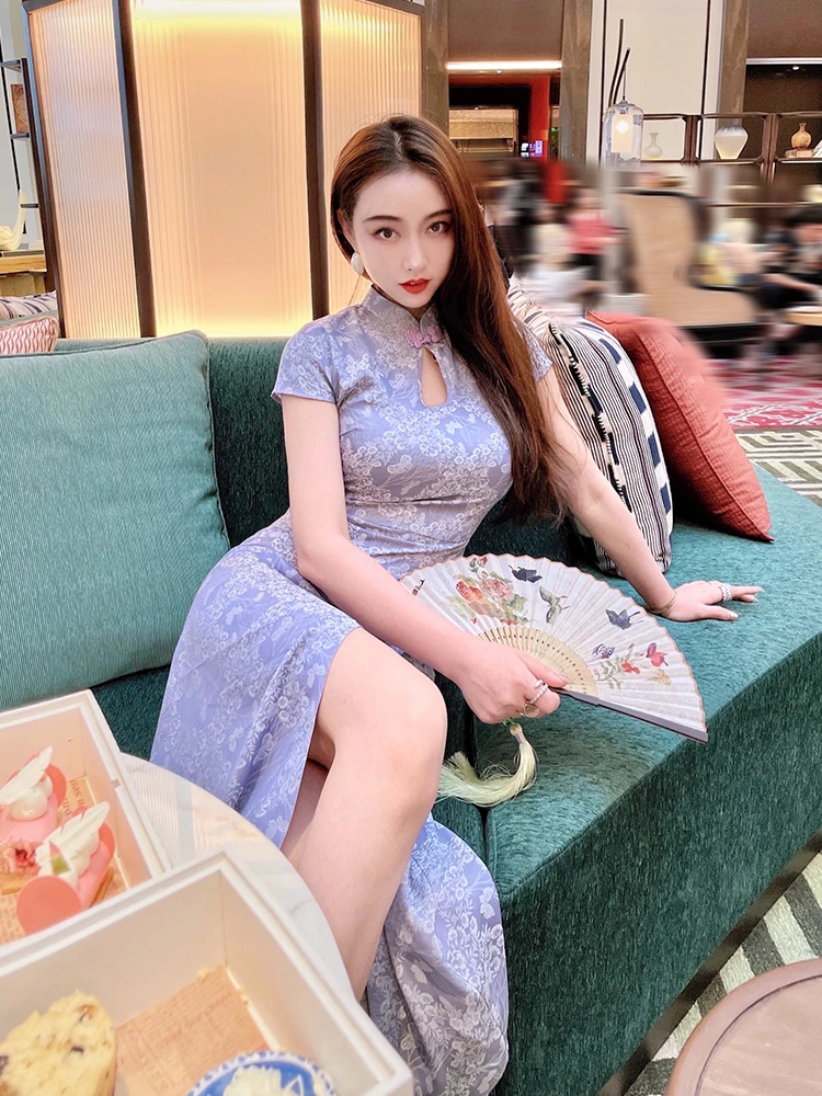 

ReVe High-End Flowing Frost: Изысканная ткань с плотной текстурой, вышивка в виде узора K, пуговицы, эффект стройности, D...