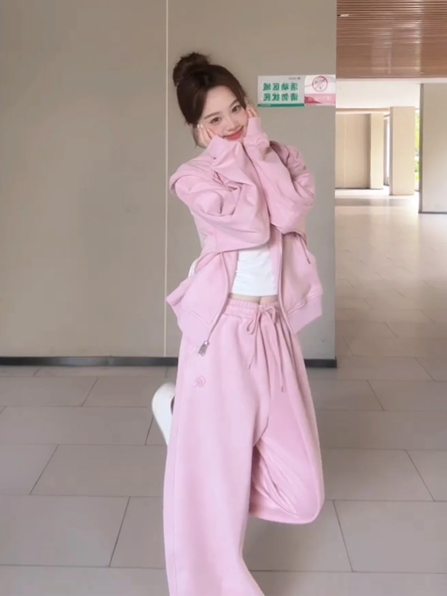 

Модный комплект для ранней осени: розовые спортивные повседневные брюки с высокой талией и широкими штанинами, свитшот с длинным рукавом, комплект из двух предметов для женщин