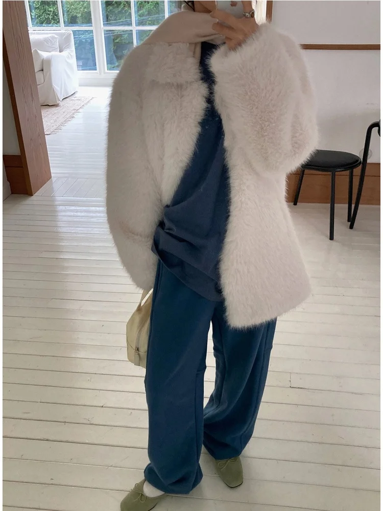 เสื้อโค้ทขนสัตว์ผู้หญิงแบบหลวม ขนฟู แต่งหนังและขนสัตว์ที่ปกเสื้อ นุ่มสบาย แฟชั่นฤดูหนาว เรียบง่าย สไตล์ยาว