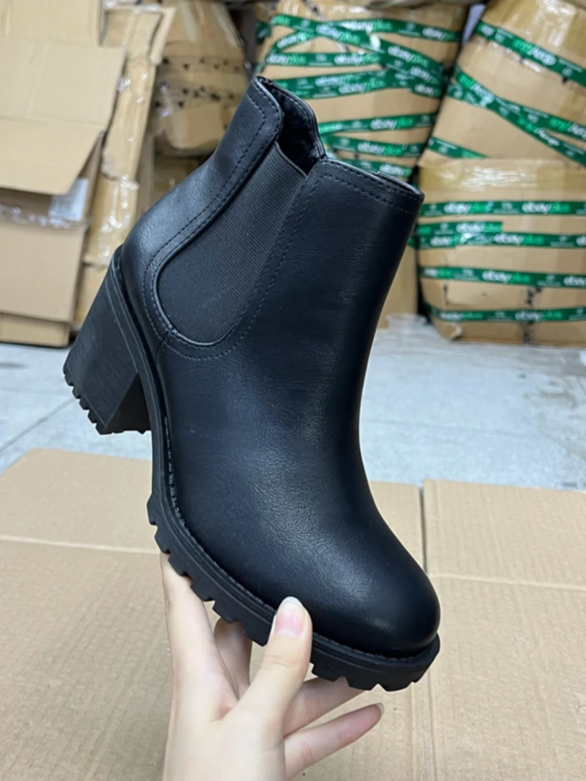 

Женские однотонные ботинки с круглым носком на массивном каблуке, ботильоны с молнией сбоку, модные непромокаемые ботинки на платформе