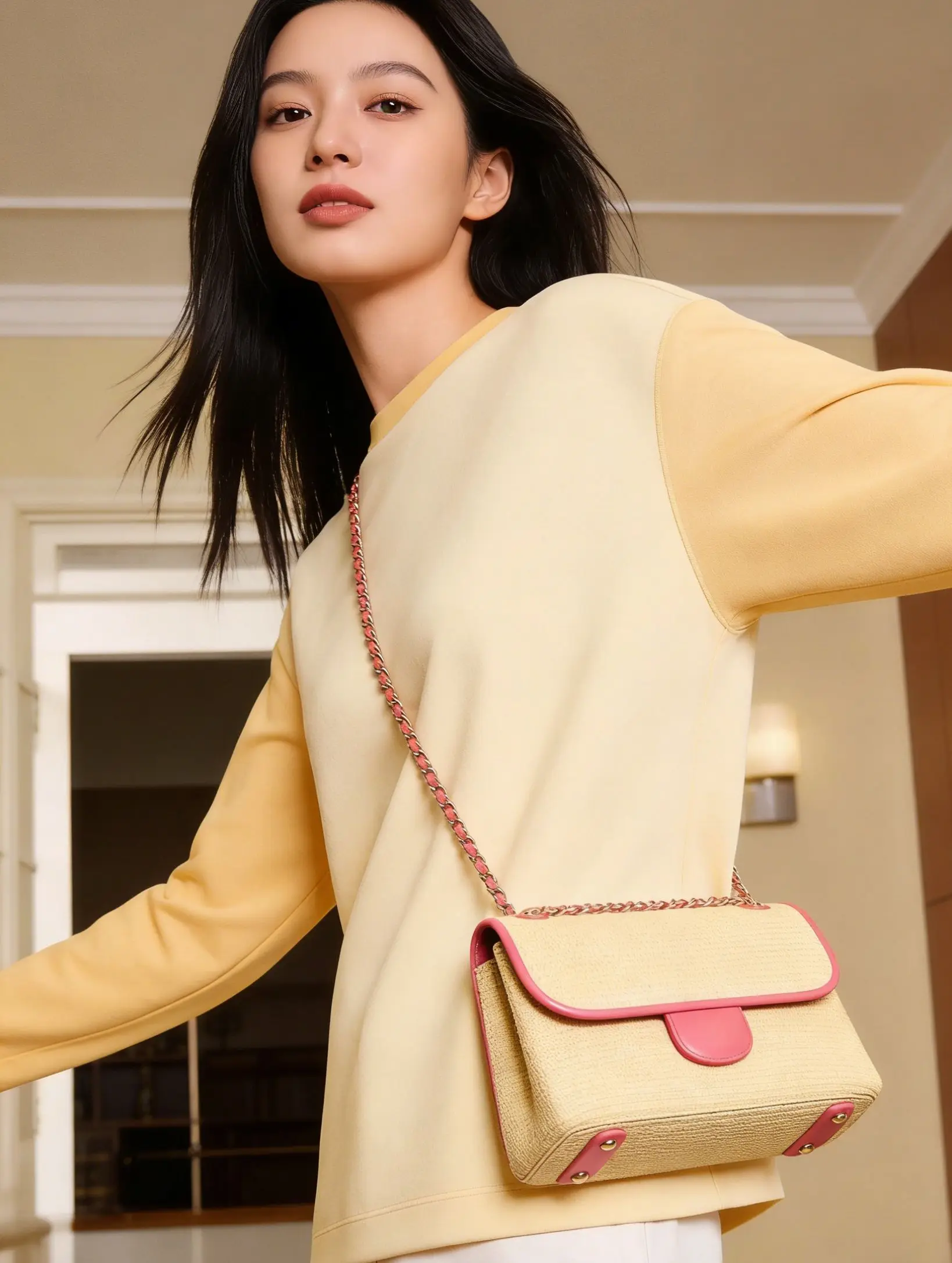 

Women's fashionable straw flap crossbody bag, beige and pink woven shoulder bag