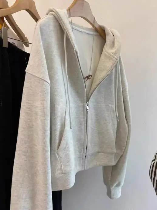 سترة نسائية بأكمام طويلة مع سحاب تصميم مائة برج للترفيه لخريف وشتاء 2025