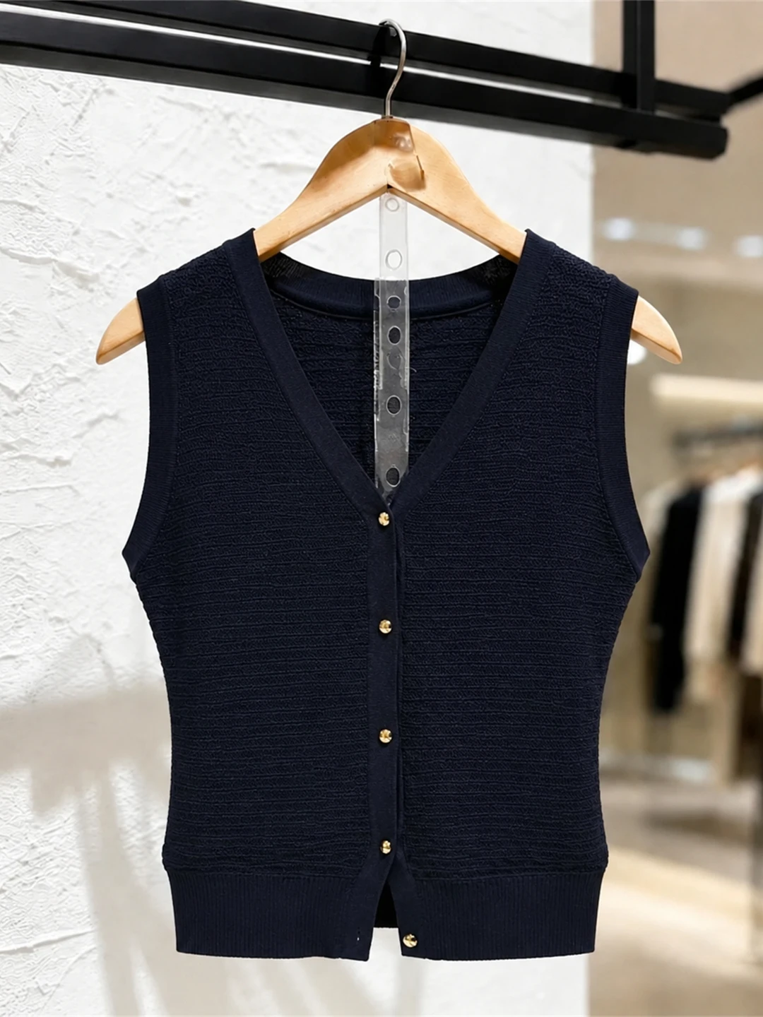 

Skin-friendly V-neck Sleeveless Knitted Vest Women's Summer Fashion Slimming Single-button Design Versatile Knitwear Top
