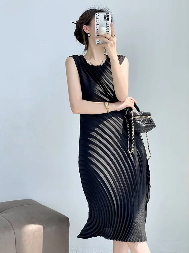 

Miyake Niche Chic Irregular Sleeveless Pleated Dress for Women 2025 New Round Collar Loose Casual Summer White Dresses