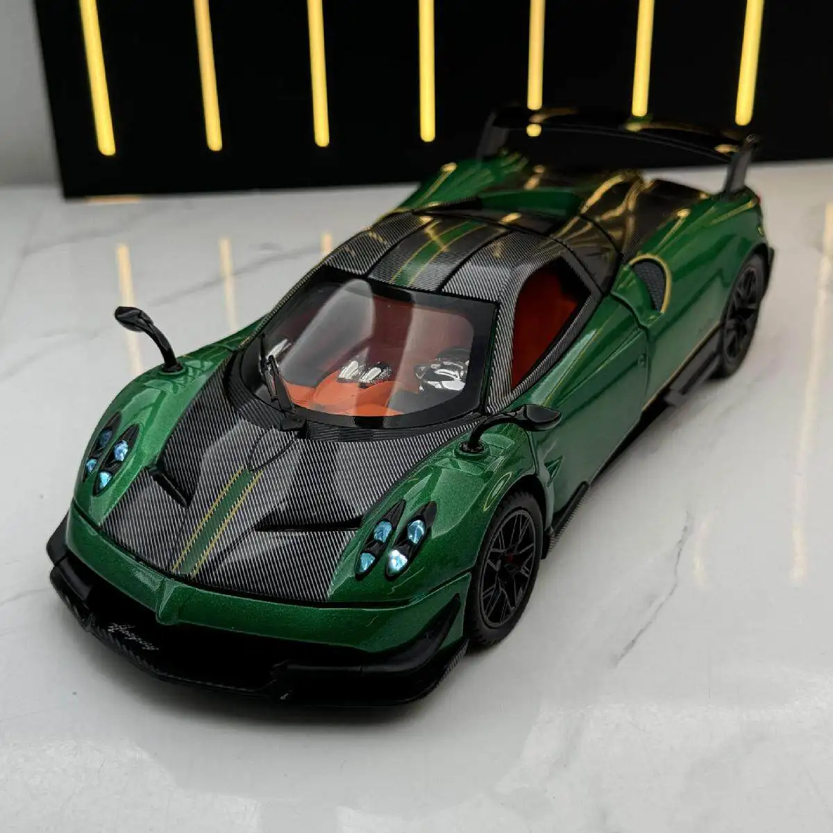 

Модель суперкара Huayra BC 1:24, игрушечная машинка с имитацией звука и света, инерционная, для детей, подарок