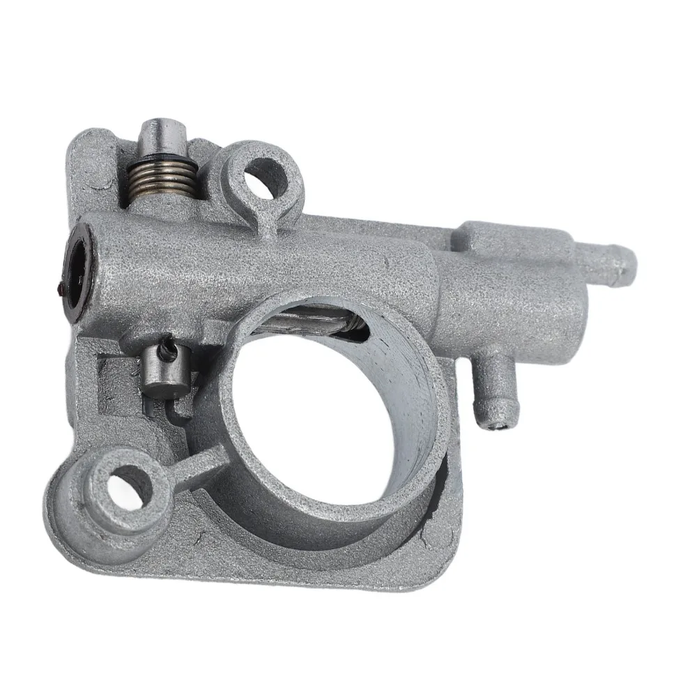

Iron Chainsaw Oil Pump Irregular Housing Round Port Engine Oil Pump Silver Easy to Install for CS-350 CS-355T CS-360T CS2600