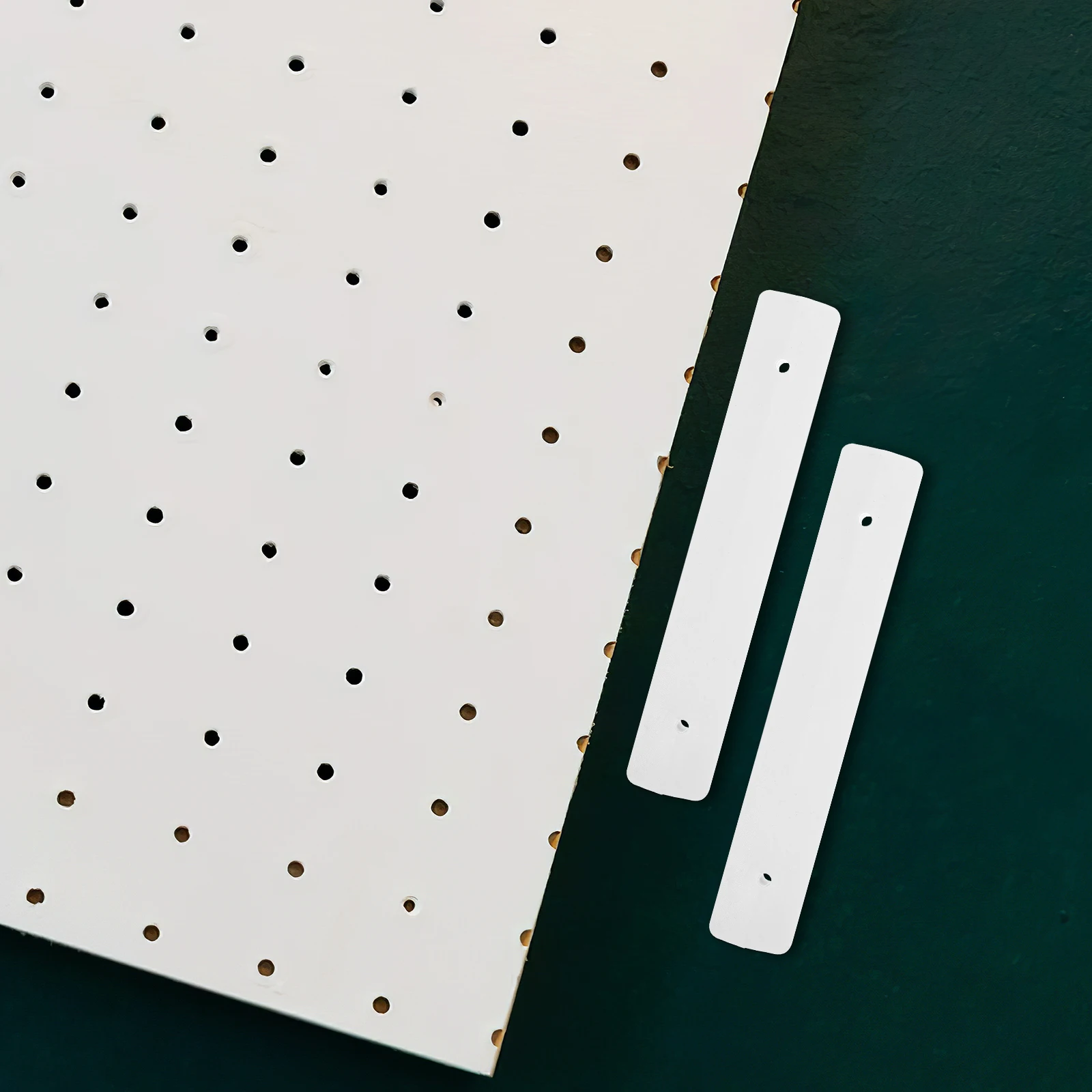 

2Pcs White Plastic Pegboard Connectors Durable Desktop Organizer Tool Hangers Storage Solution Plastic Peg Board Hook