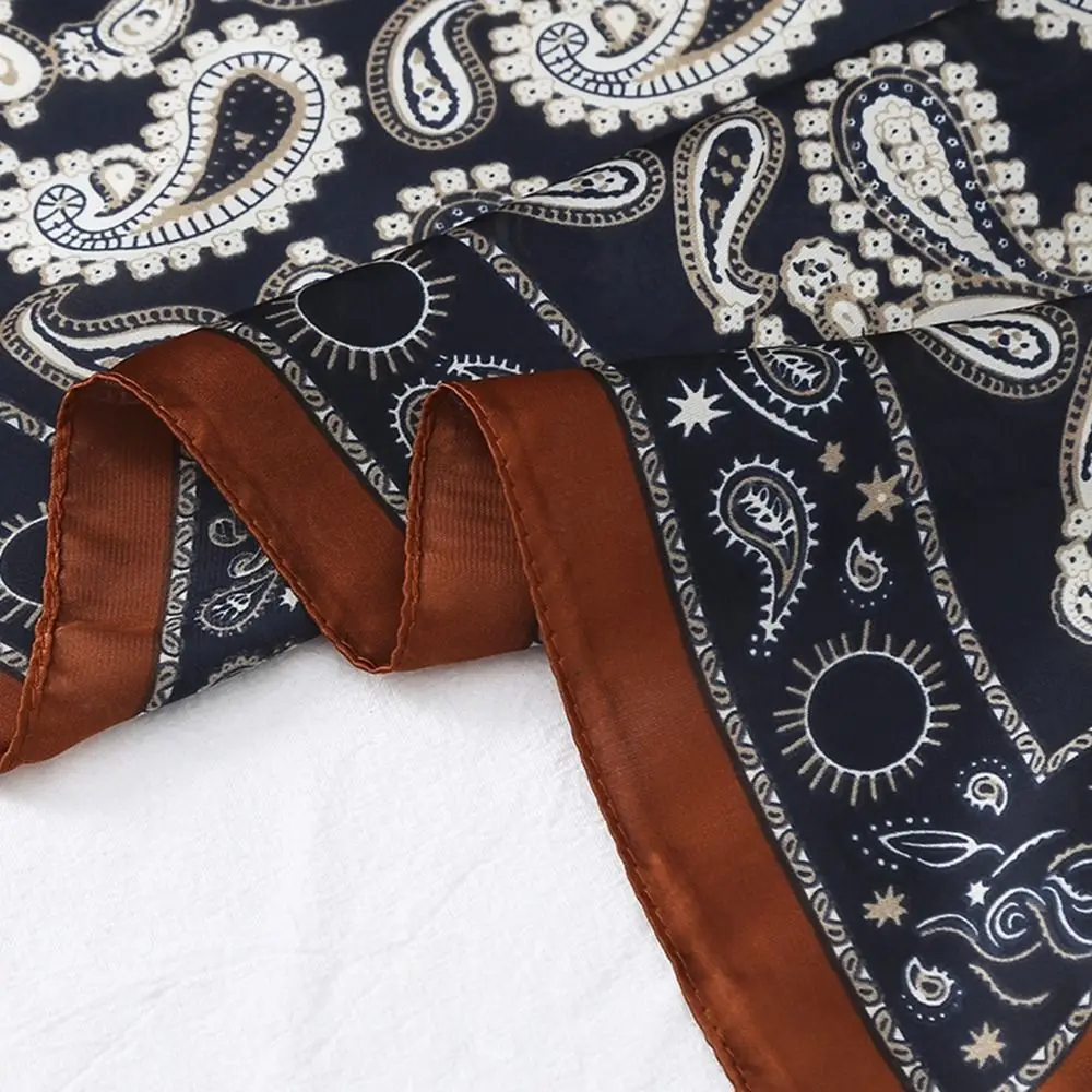 وشاح مربع صغير التجميع الفرنسي الملابس والاكسسوارات الطباعة المطبوعة وشاح الكورية نمط الأوشحة الإناث شال وشاح حريري