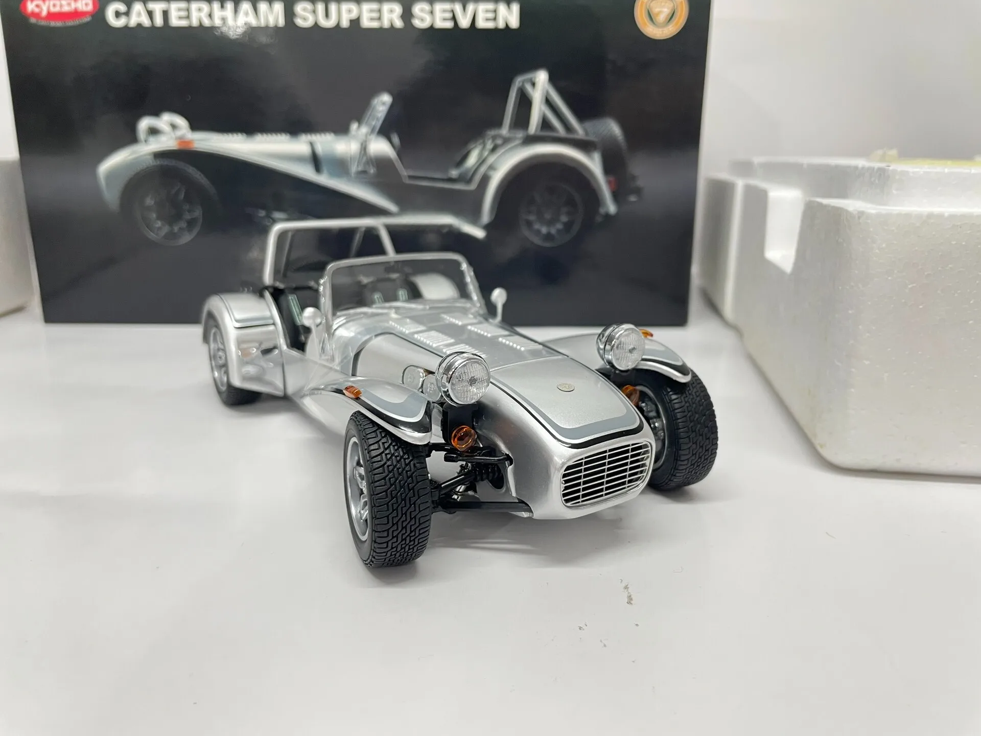 Kyosho 1:18 Caterham Super Seven Simulation Limited Edition Alloy Metal Static Car Model Toy Gift