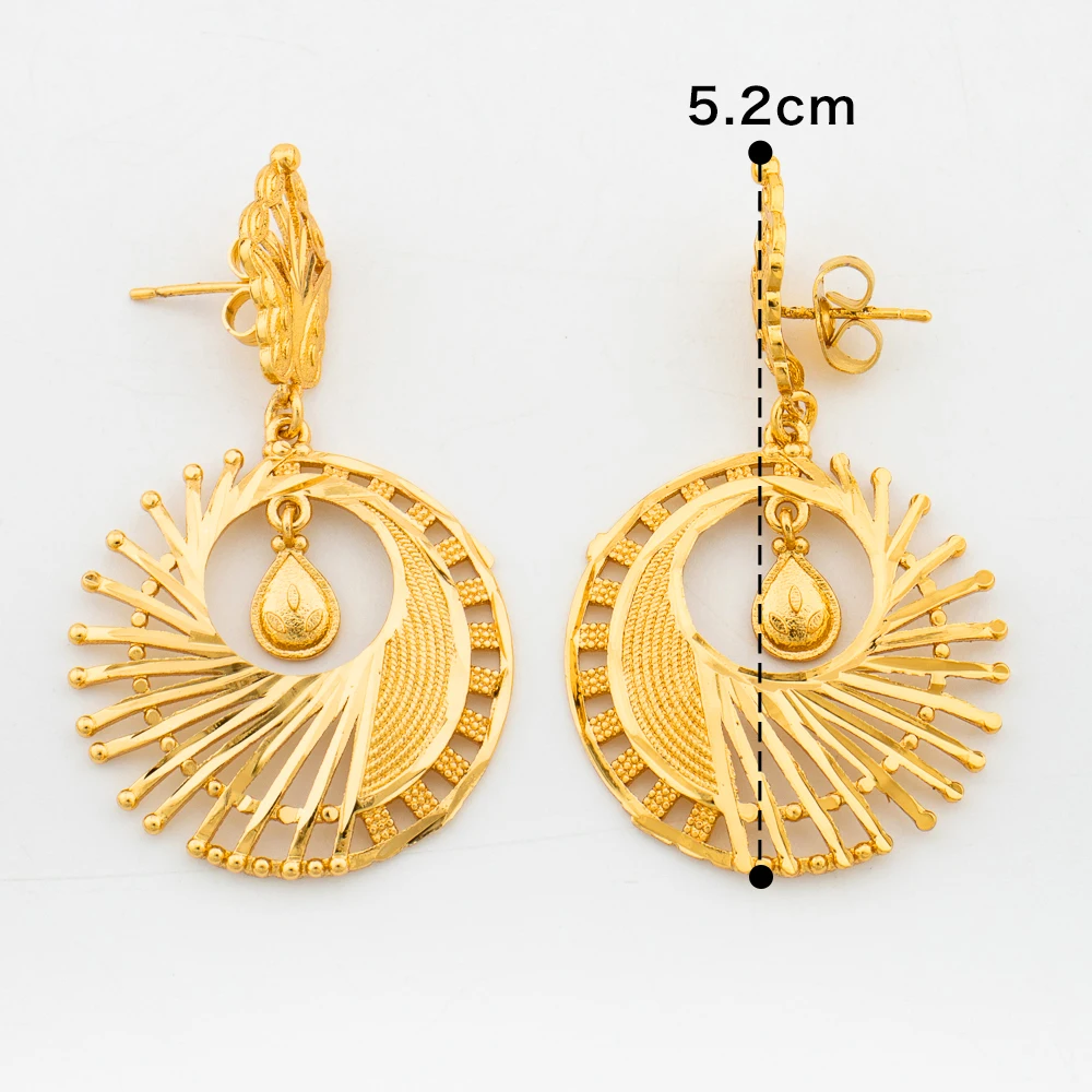 Schmuckset in italienischer Goldfarbe für Damen, bestehend aus Anhänger-Halskette und Ohrringen, im Bohème-Stil, ideal für den täglichen Gebrauch. – Detail 12