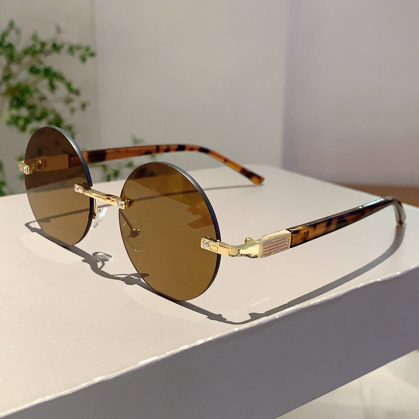 KAMMPT Stylish Leopard Design Black Shades Women Retro Metal Round Decor Sunglasses Fashion Brand Beach Sun Glasses for Ladies