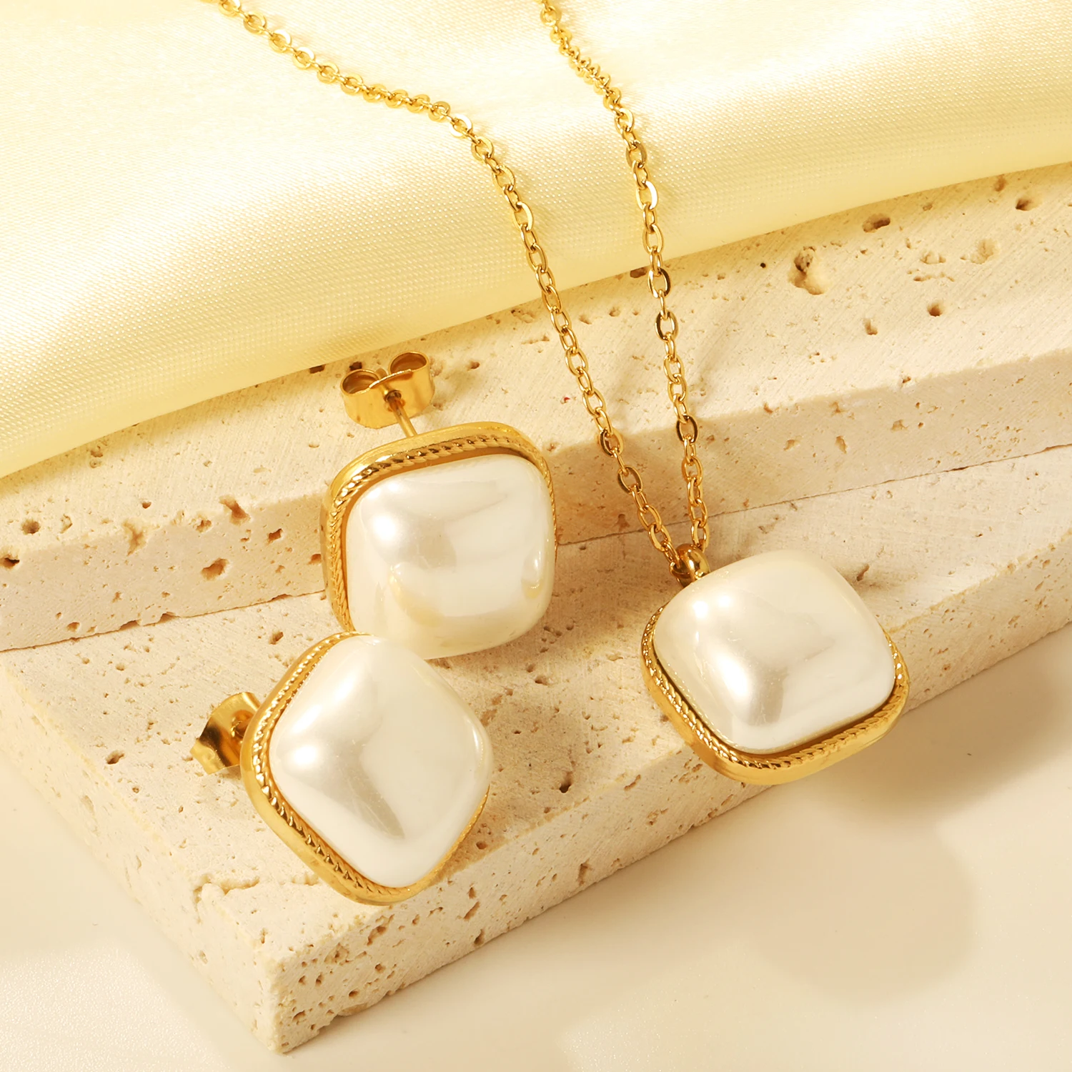 Modisches und sanftes Set mit weißen Perlenohrringen und Halsketten mit quadratischer Schnalle, vergoldeter 316L-Edelstahlschmuck für Damen