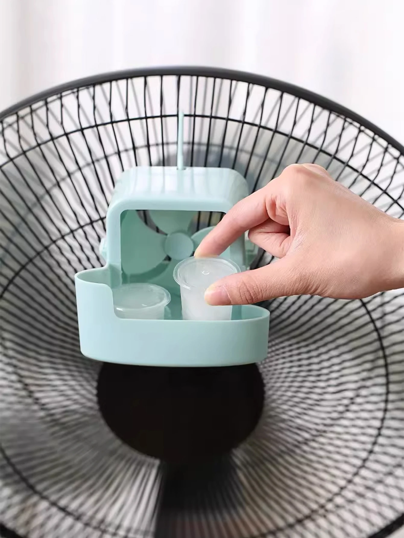 6-Piece Portable Tool Set, Specifically Designed for Refrigeration and Cooling, Suitable for Household Floor Fans and Desktop Fans. This Set Enhances the Cooling Effect in Summer, Allowing the Addition of Ice Cubes in the Fan to Provide Rapid Cooling and Cooling Effects.