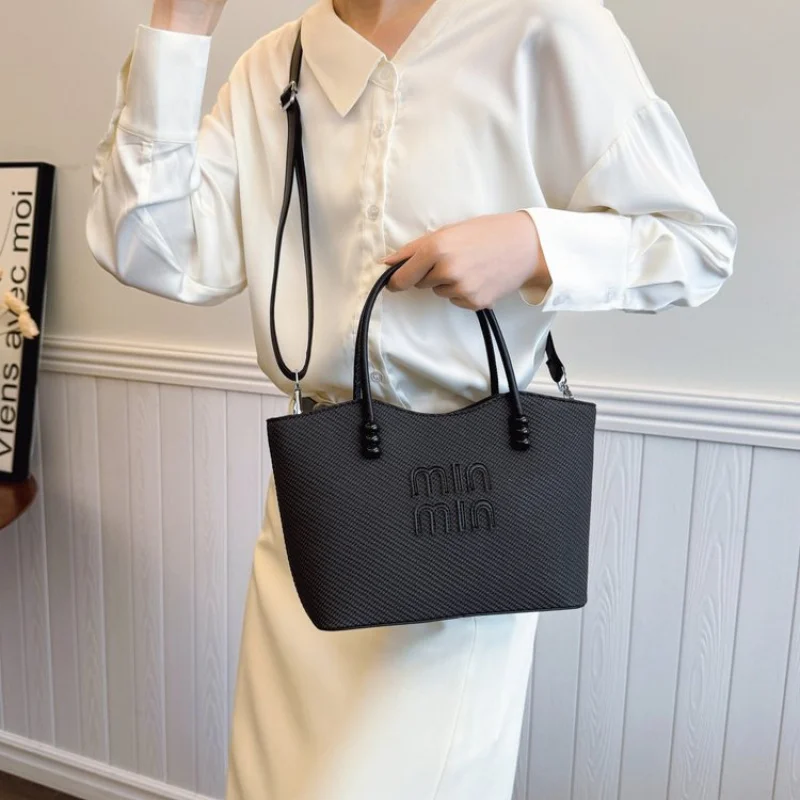 

Sophisticated Women Leather Handbag With Detachable Strap Convertible To Shoulder Bag Or Elegant Clutch