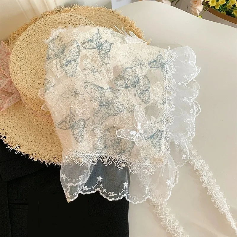 Ein schweres, verträumtes, supermärchenhaftes, dreidimensionales, mit Spitze besetztes, dreieckiges Kopftuch mit Schmetterlingsmotiv und französischer Süße – Detail 2