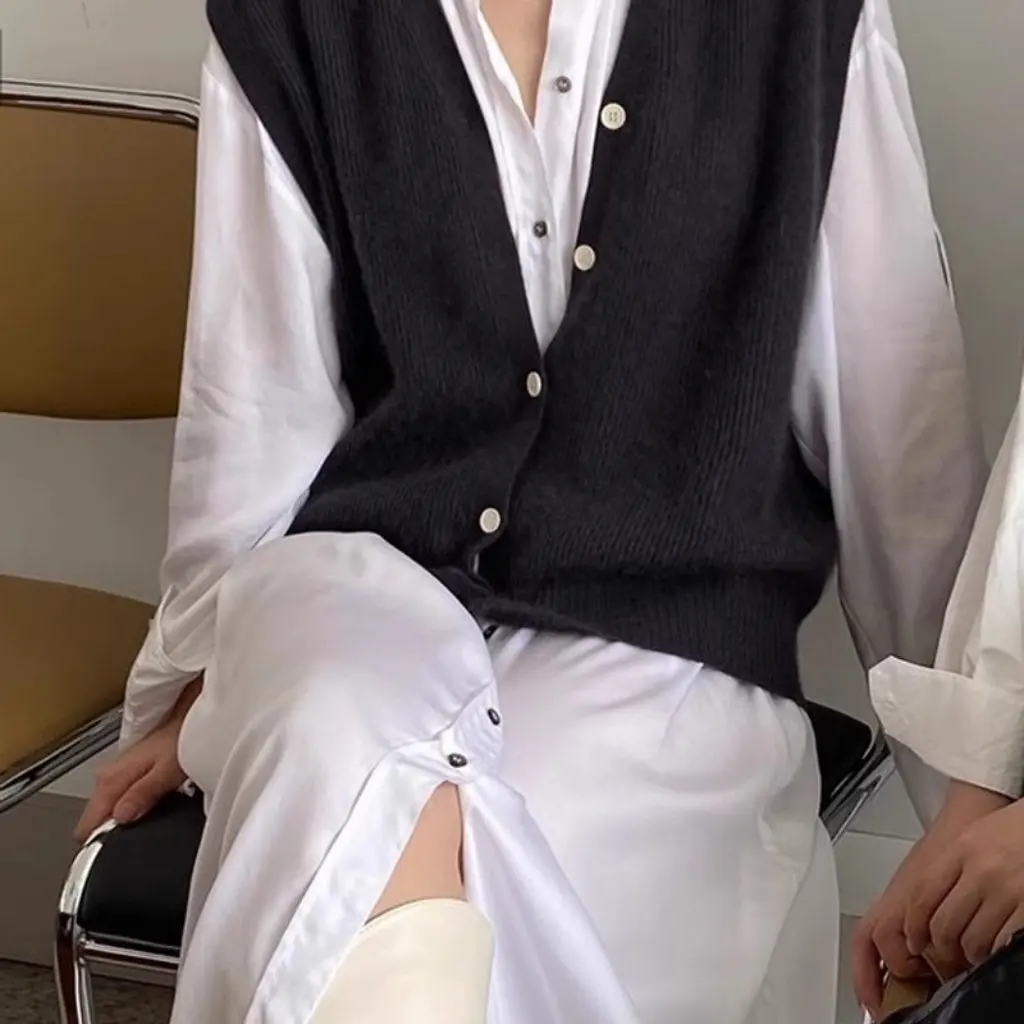 

Women's V-neck Knitted Vest Cardigan Sleeveless Slimming Versatile Top Loose Fit for Spring Autumn Fashion