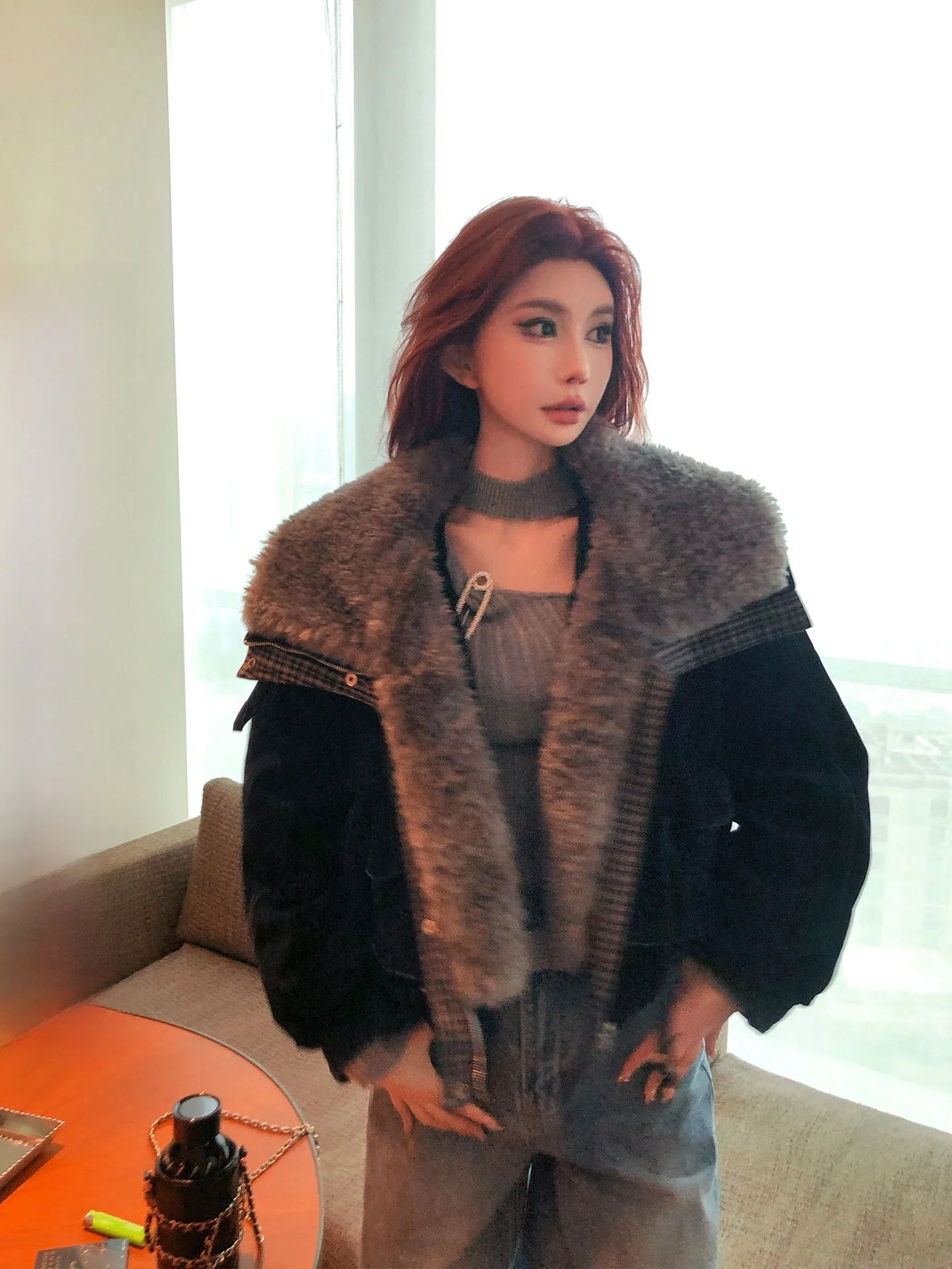 

Женская осенне-зимняя универсальная новая стеганая куртка с отстегивающимся меховым воротником и наполнителем из белого пуха