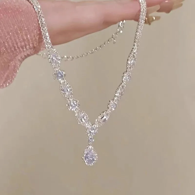 

Zircon water drop-shaped necklace, women's high-end collarbone chain, long fringed neck chain.
