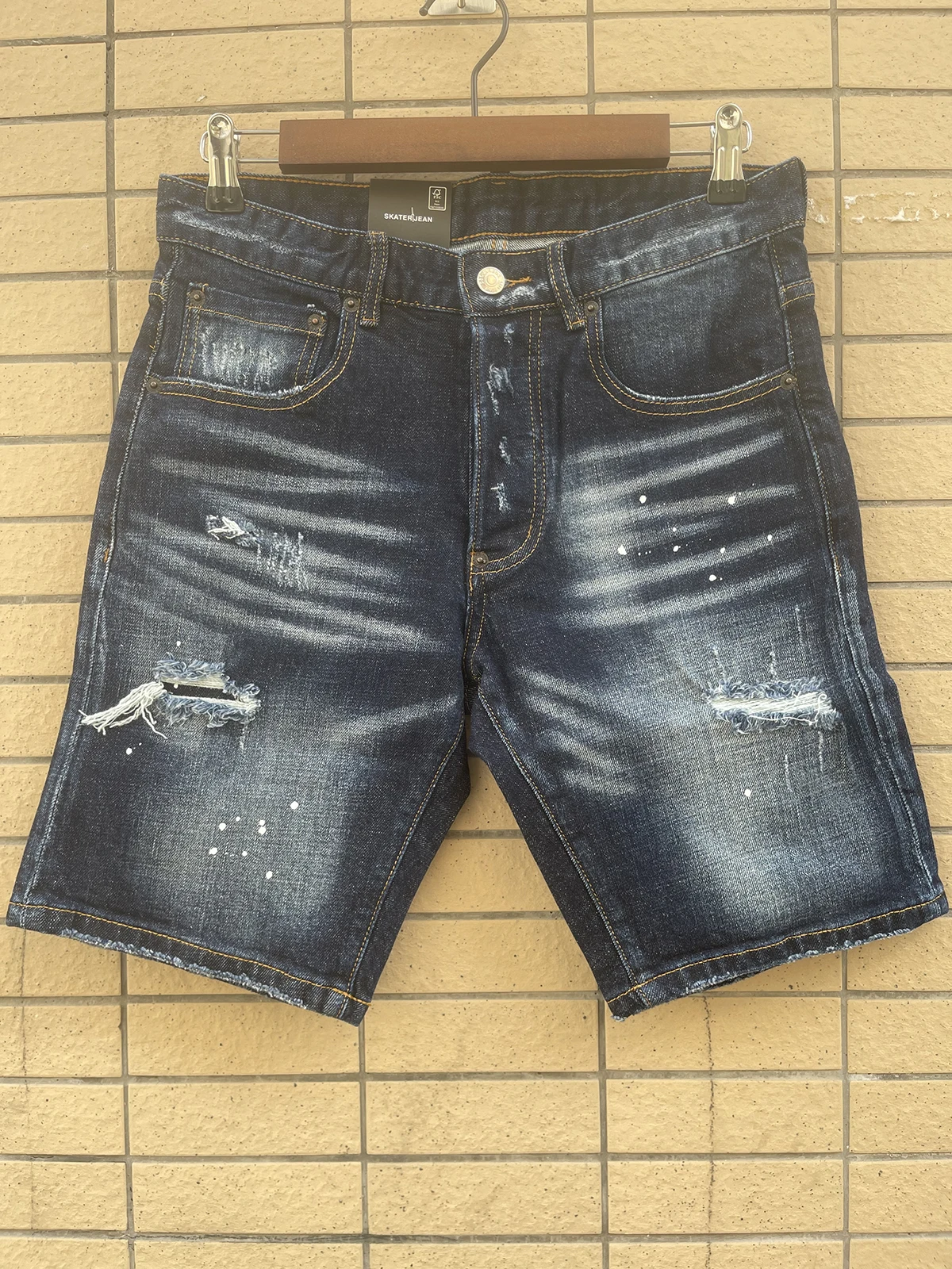 

Spring and summer new D2 jeans for trendy men, washed, worn out, patched with paint, slim fit, slightly elastic denim shorts for