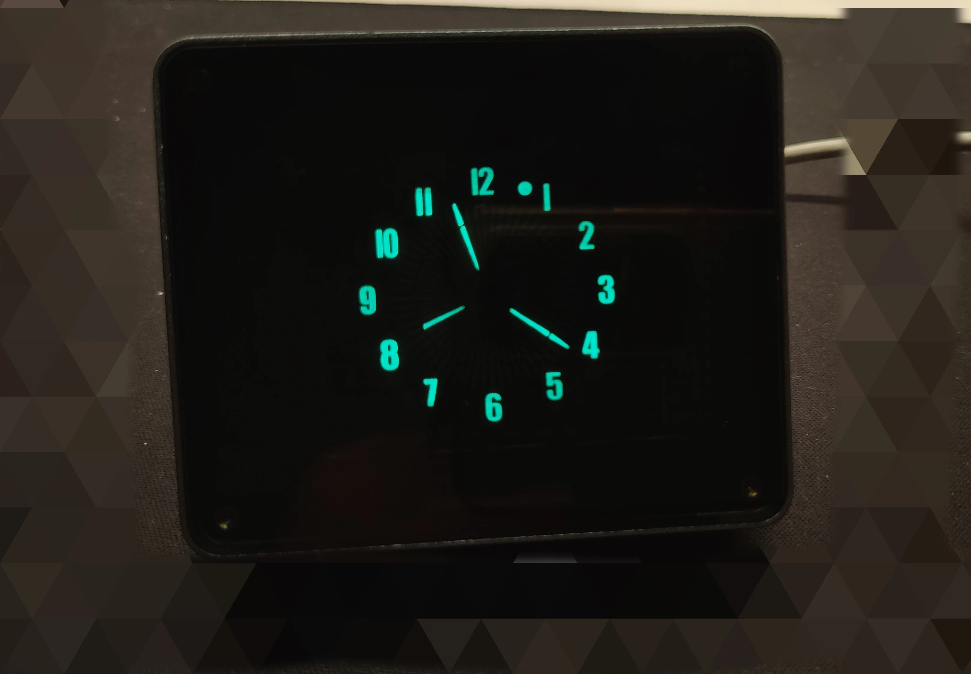 Vacuum fluorescent display screen imitating pointer clock