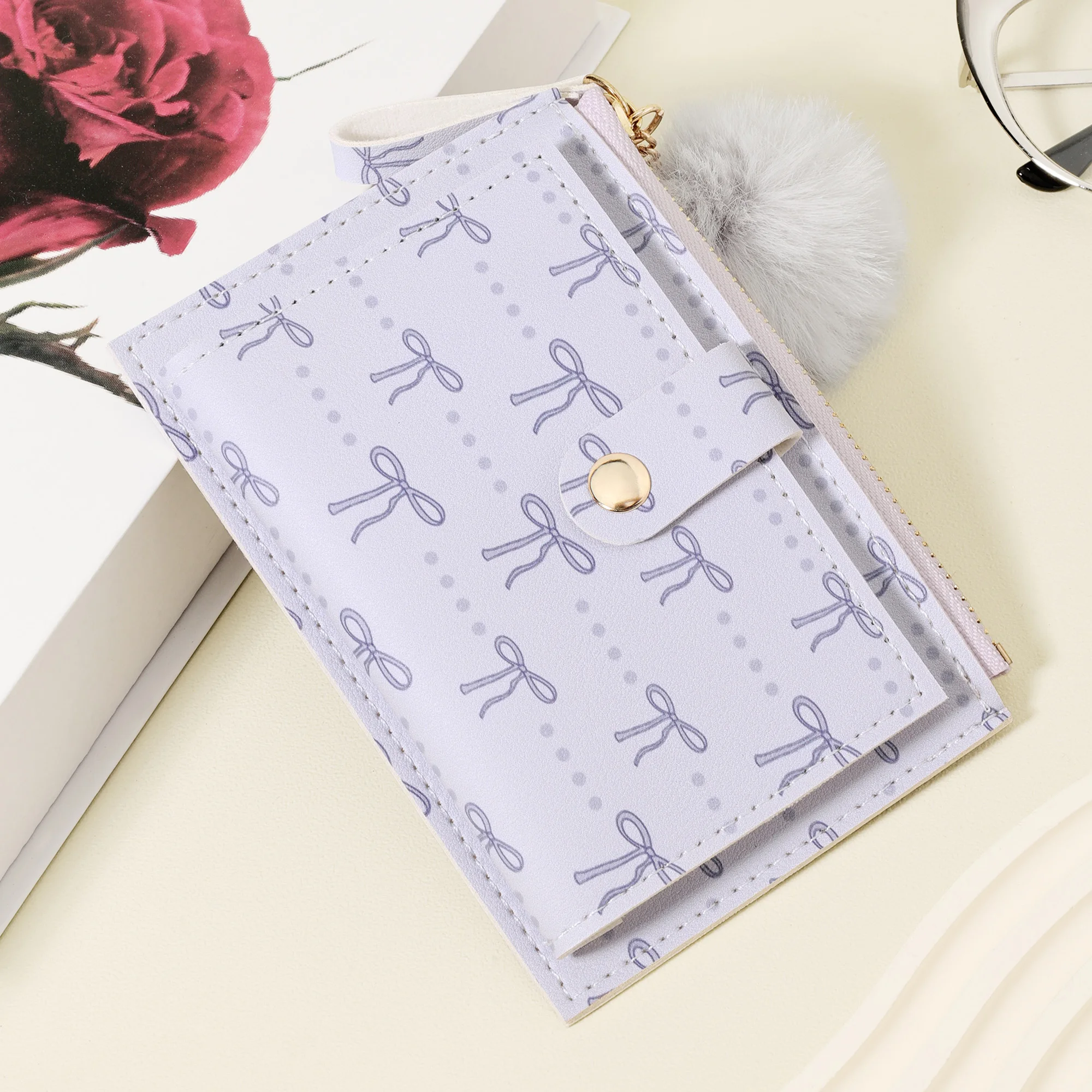 Ультратонкий, легкий и портативный держатель для карт для наличных, удостоверений личности и кредитных карт. Особенности стильного акцента помпона, высокого качества.