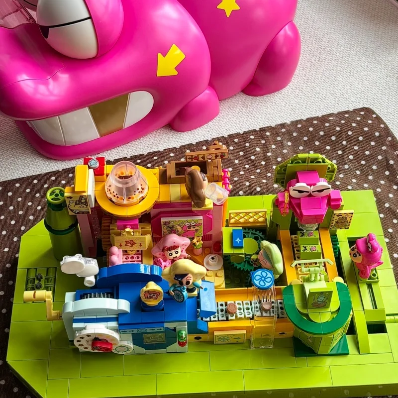 Keeppley Crayon Shin-chan Building Block Translucent Crocodile Mountain Biscuit Factory Assembly Model Desktop Ornament Toy Gift