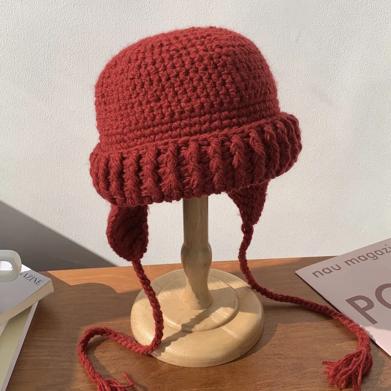 Koreanische Einfarbige Geflochtene Quasten-Ohrenschutz-Strickmütze für Damen, Neue Warme Vielseitige Kuppel-Bombermütze für Herbst und Winter – Detail 2
