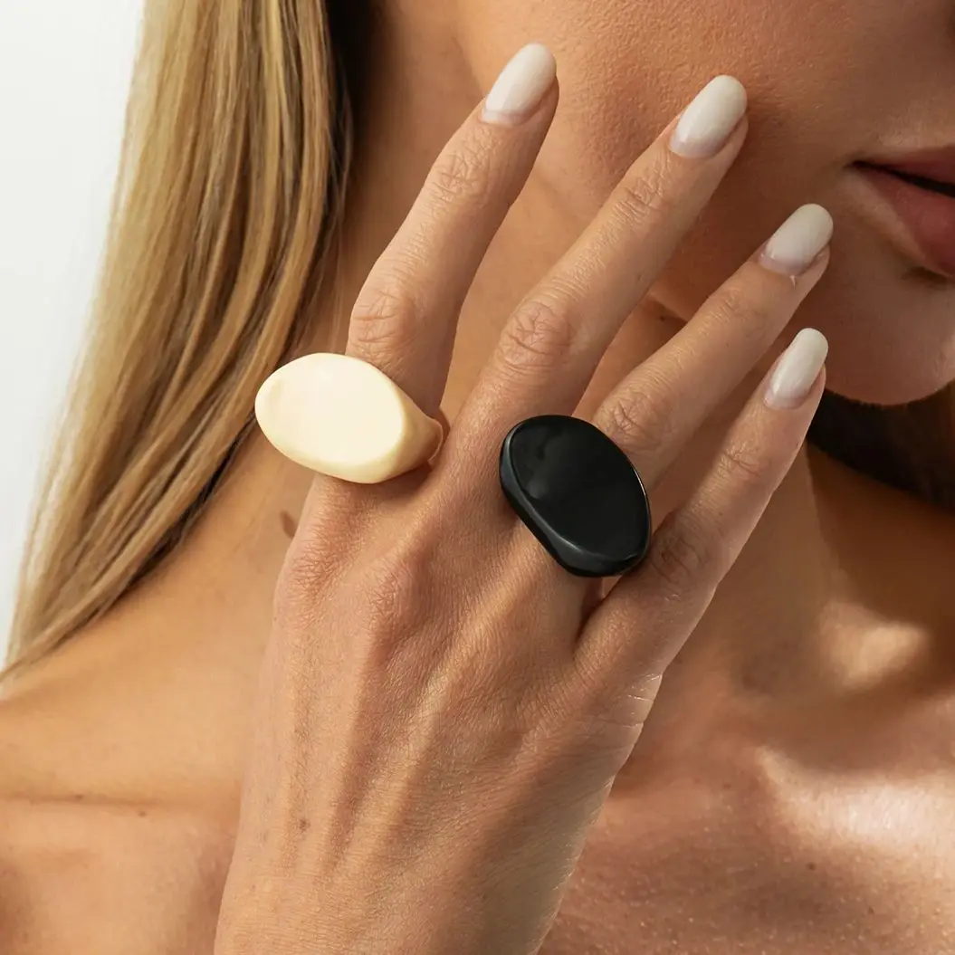 SHIXIN بسيط الأسود والبيج مكتنزة الراتنج الاكريليك خواتم للنساء الرجعية هندسية غير النظامية المفصل خاتم اكسسوارات #1