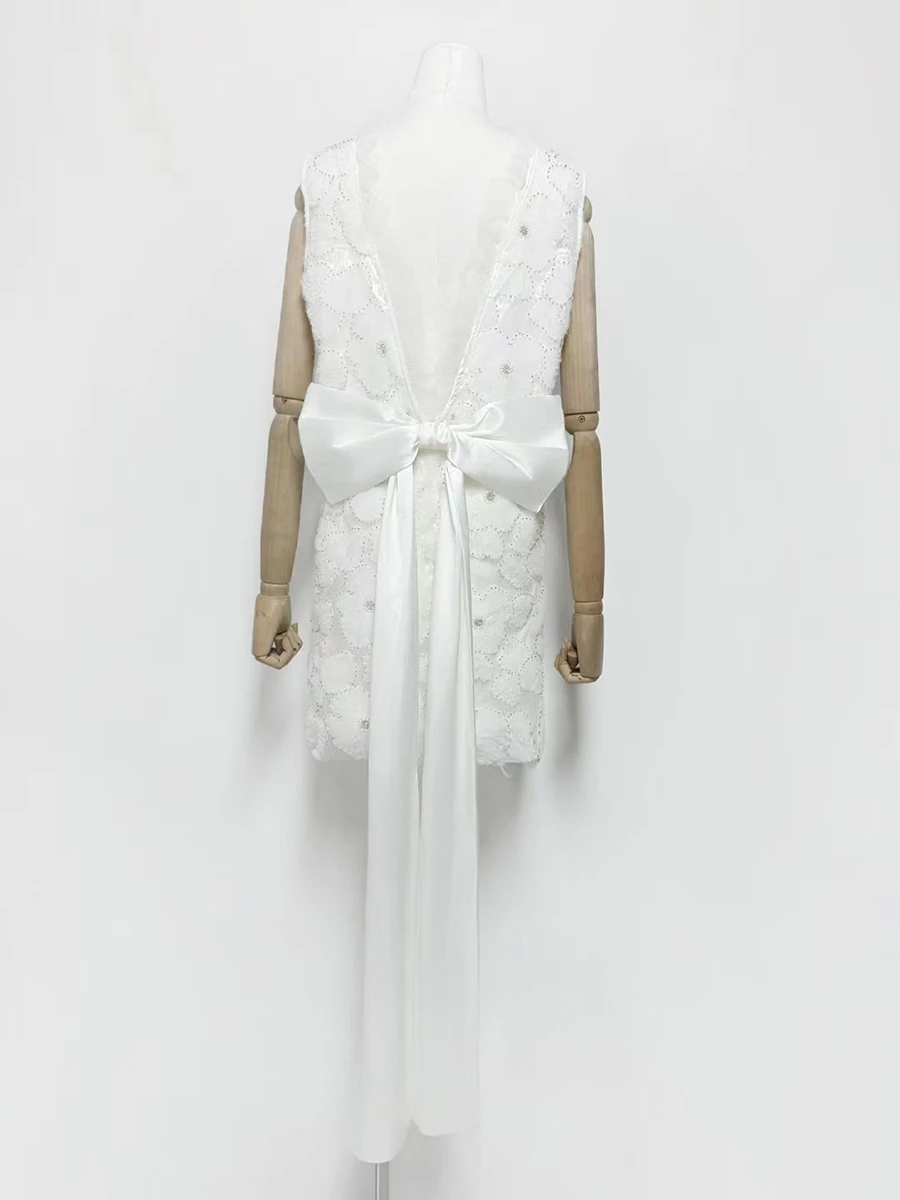 فستان سهرة أنيق مزين بقطع القماش من VGH للنساء بياقة دائرية بدون أكمام وخصر عالٍ مع فيونكة فساتين بيضاء رسمية للسيدات