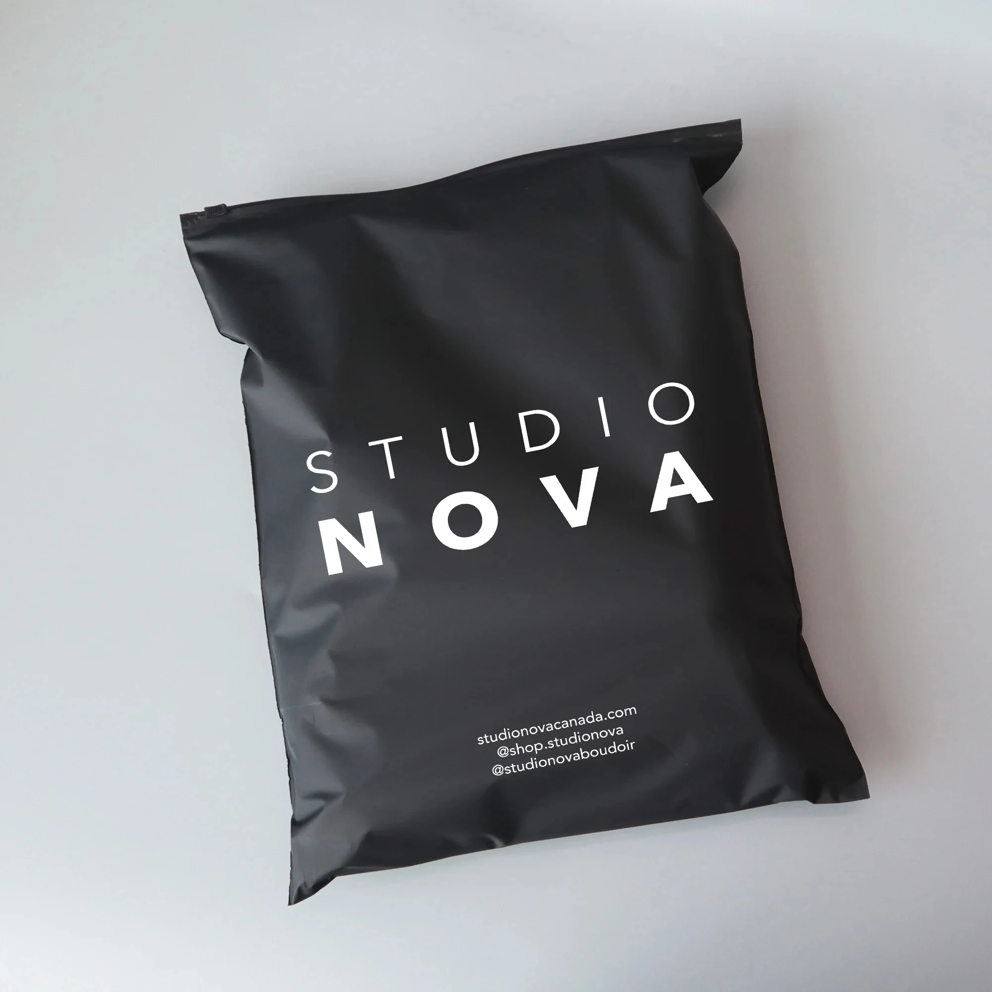 sac-a-fermeture-eclair-noir-mat-avec-logo-personnalise-sac-d'emballage-pour-vetements-maillot-de-bain-perruque-produit-d'emballage-pour-petites-entreprises-slogan-personnalise