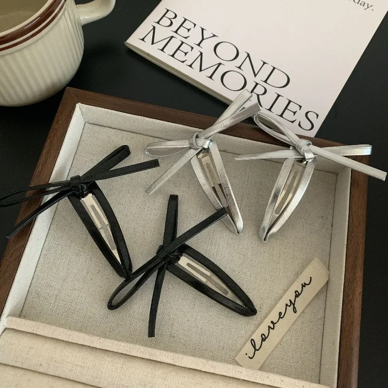 

Стильная заколка для волос в стиле Y2K из серебристой искусственной кожи с бантом-каплей, в стиле панк-рок, для женщин, для фиксации челки, нескользящая, не повреждает волосы