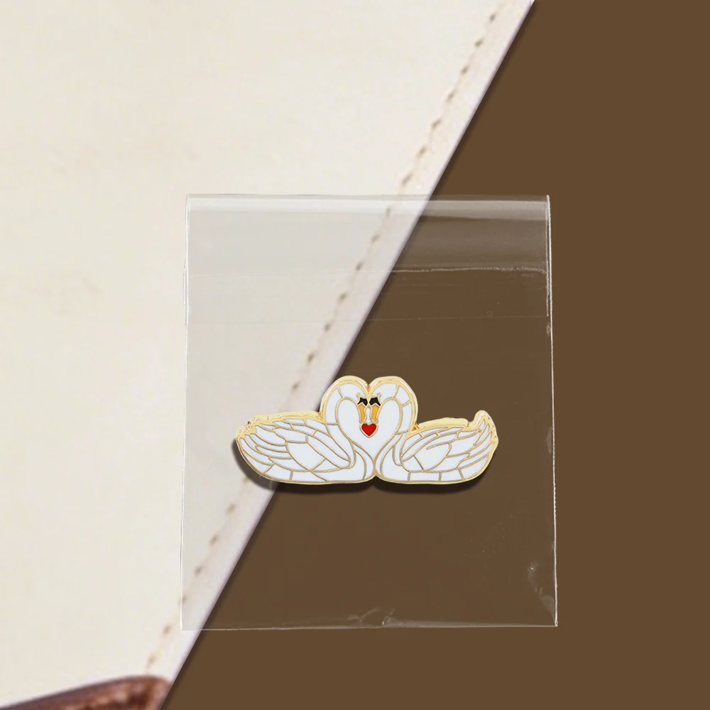 Romantische Paar-Schwan-Herz-Form Emaille-Brosche, Goldumrandete Zwillingsschwäne mit Rotem Herz, Anstecknadel, Rucksack-Accessoire, Urlaubsgeschenk – Detail 14