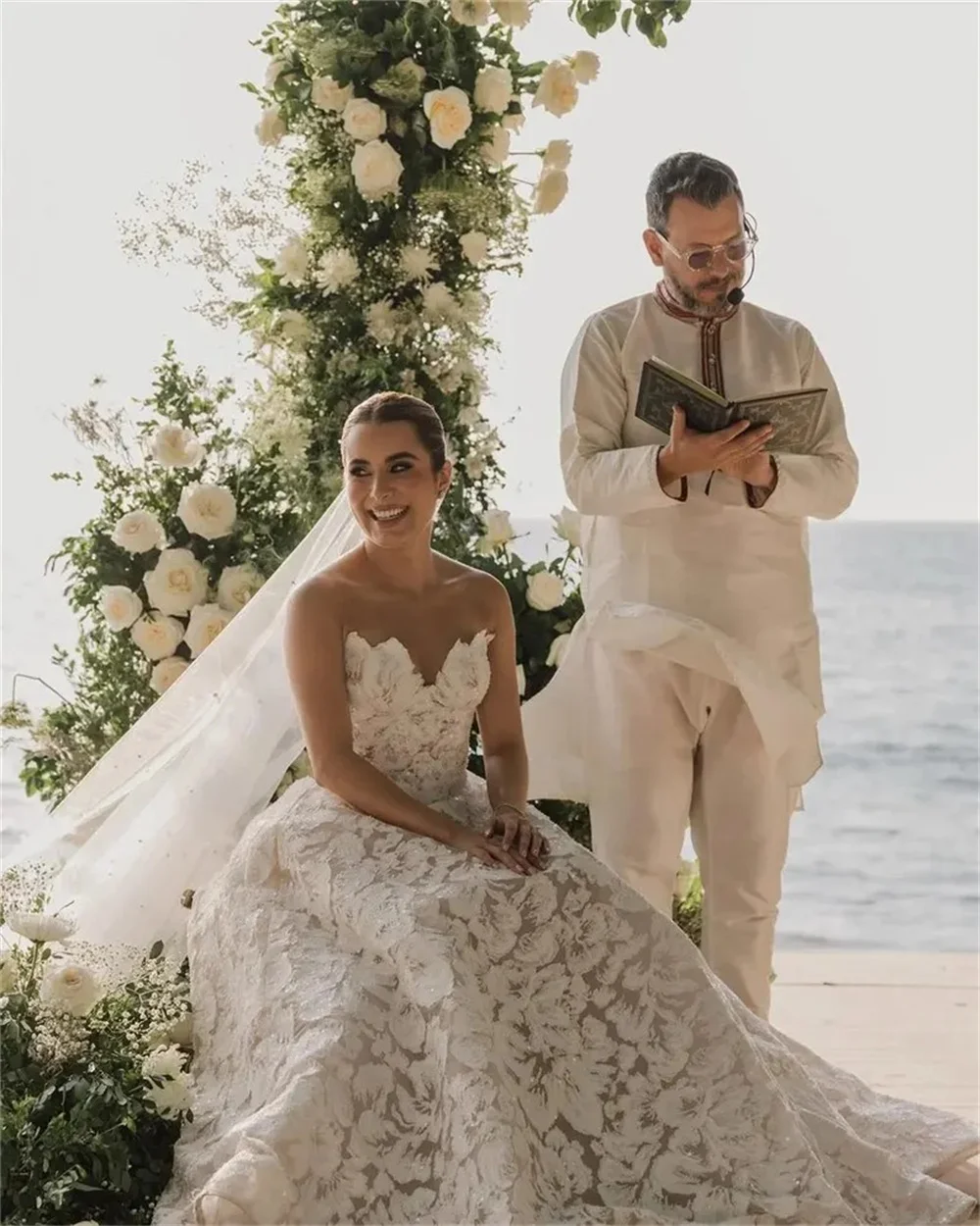 Tokyo Customized White Sweetheart Neck Wedding Dress Sleeveless Zip Flower Court Train Bridal Gown Elegant A-Line Wedding Gown