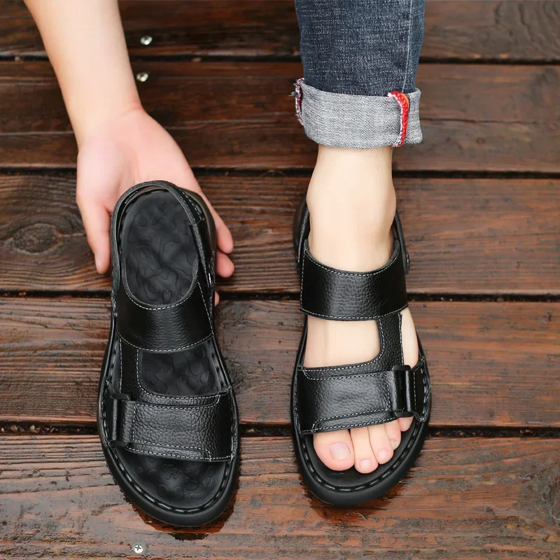 Sandal Pantai Pakaian Luar Sol Lembut Ayah Desain Musim Panas Baru Sandal Kulit Asli Trendi Kasual Pria Sol Luar Karet 2025